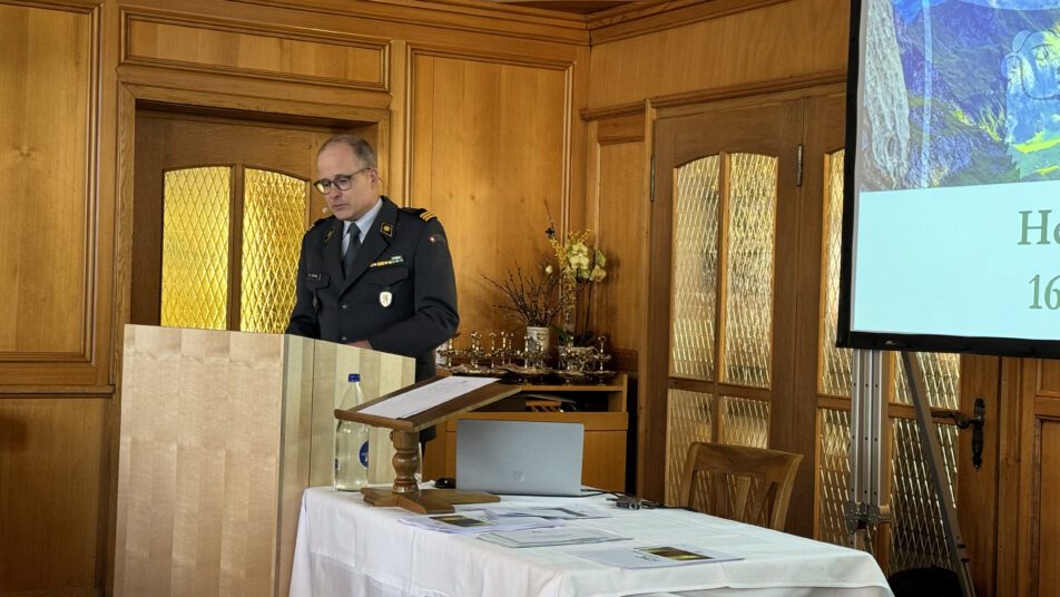 Obst iGst Markus Schegg leitete durch die 168. Hauptversammlung der AOG im Hotel Säntis, Appenzell. 
