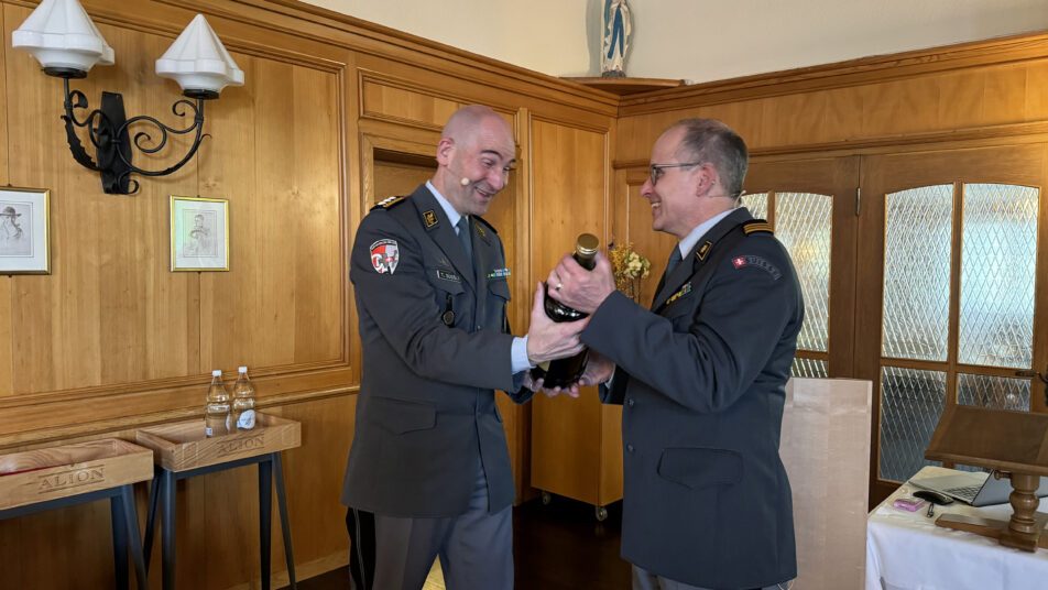 AOG-Präsident Markus Schegg überreichte Armee-Chef Thomas Süssli nach dessen Referat eine Flasche Alpenbitter: «Zur Stärkung der Durchhaltefähigkeit». (Bilder: Giorgio Girardet)