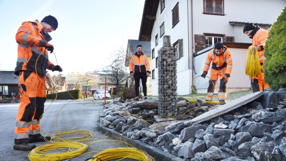 Im Auftrag der Swisscom vollzieht «cablex» zusammen mit beauftragten Subunternehmen die Breitbanderschliessung in Appenzell. (Bild: Hans Ulrich Gantenbein)