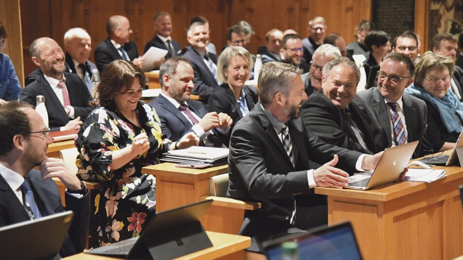 Angela Koller (links inmitten der heiter gestimmten Ratsmitglieder) wird Präsidentin der zwölfköpfigen vorberatenden Kommission zur Totalrevision der Kantonsverfassung.