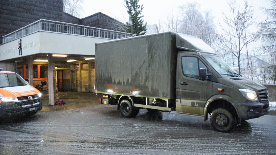 Das Armee-Material tritt seine Reise ins Logistikcenter Hinwil an.