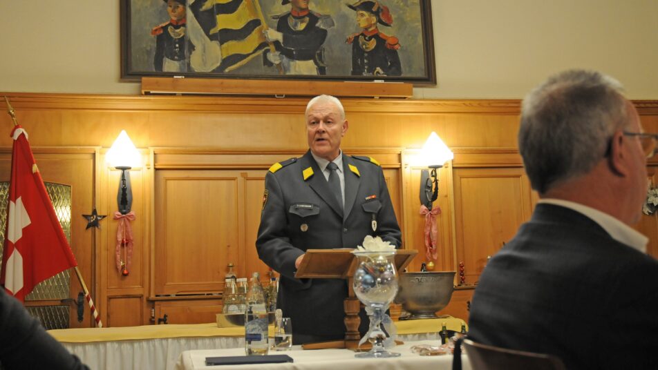 Kreiskommandant Stefan Lendenmann dankt den Wehrmännern.
