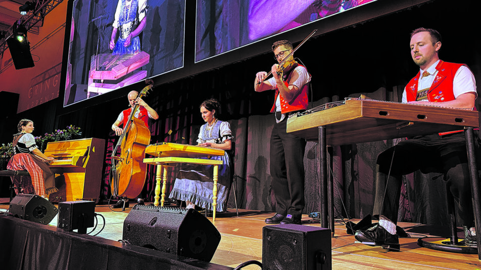 Melanie Dörig und Meinrad Koch begeisterten das Publikum zusammen mit dem Trio «Appenzell Ost».