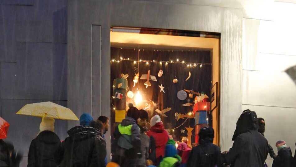 Eine Kindergarten- und eine Realschulklasse haben beim Kunstmuseum ein Adventsfenster gestaltet. (Bilder: zVg)