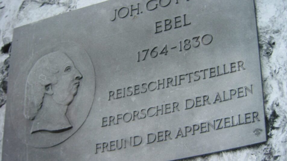 Zwischen Wildkirchli und Äscher erinnert eine Gedenktafel an Johann Gottfried Ebel. (Bild: Peter Eggenberger)