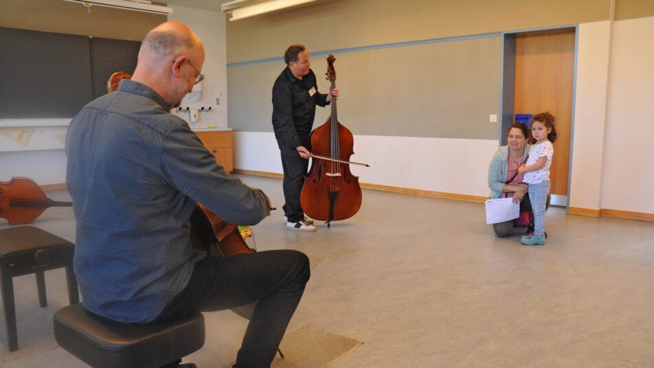 Die Musiklehrer geben ein Ständchen auf Kinderkontrabass und Cello.