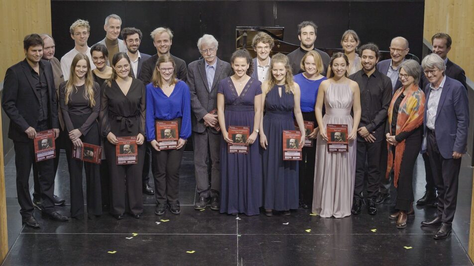 Alle Preisträger und die Jury des Kammermusikwettbewerbs sowie der Enkel von Paul Juon (in der Mitte). (Bild: zVg / Eliyah Reichen)