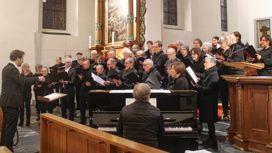 In der Kirche des Kapuzinerklosters konnten die Gäste am Sonntag mit dem Kirchenchor St. Mauritius singen. (Bilder: Vreni Peterer)
