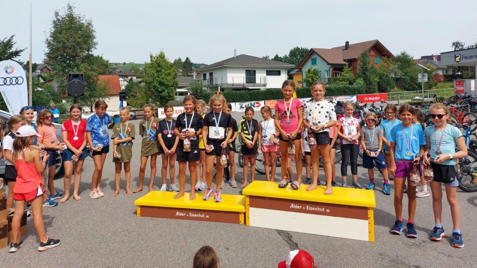 Elin Iten und Ella Signer vom Team «Alpstee-Flitzer» gewannen die teilnehmerstarke Kategorie Mädchen.