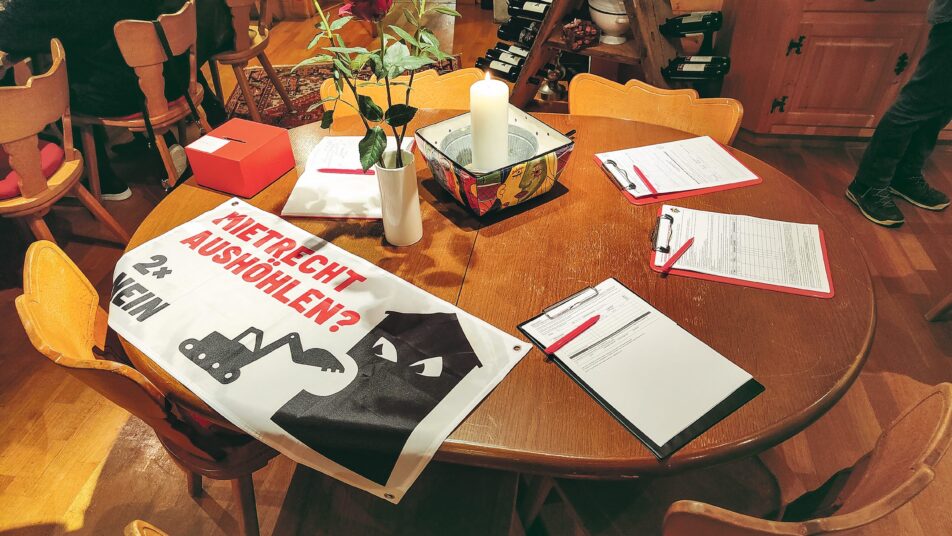 Referenden und Initiativen für eine soziale Schweiz und den Klimaschutz lagen am Parteitag der SP Appenzell Innerrhoden zur Unterschrift bereit. (Bilder: zVg)