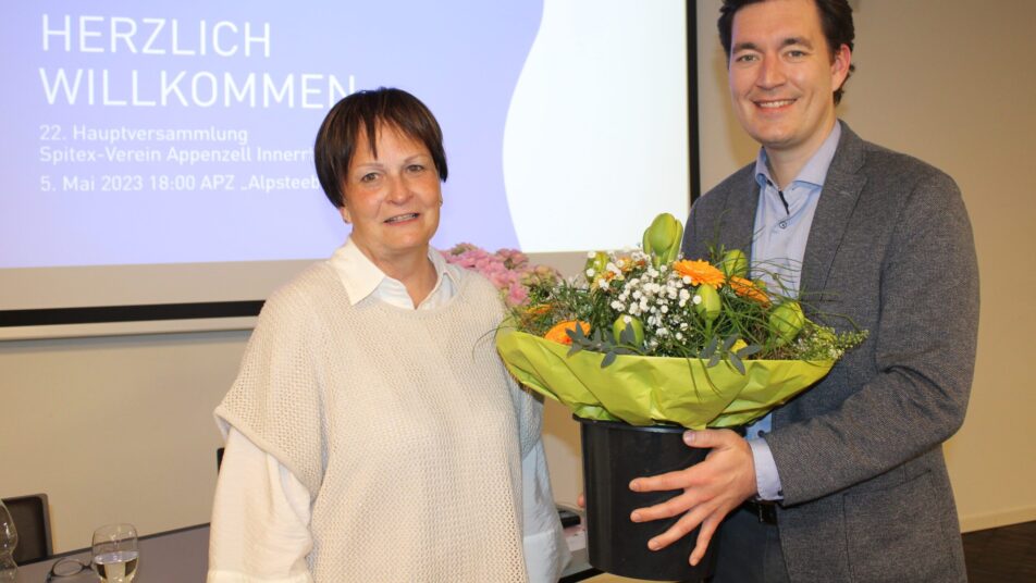Kassier Matthias Frei überreicht der scheidenden Präsidentin Elvira Hospenthal Blumen zum Abschied. (Bild: Vreni Peterer)