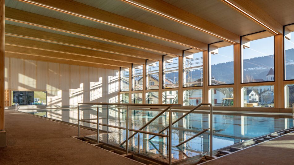 Bereits ist das grosse Schwimmbecken im Hallenbad mit Wasser gefüllt.