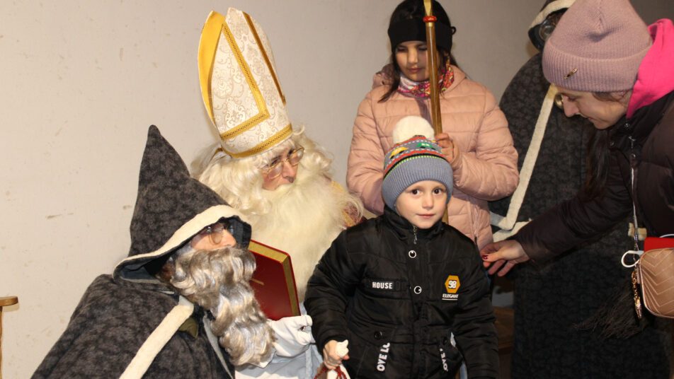 Der Samichlaus war bei den Flüchtlingskindern in Appenzell zu Besuch. (Bilder: Vreni Peterer)