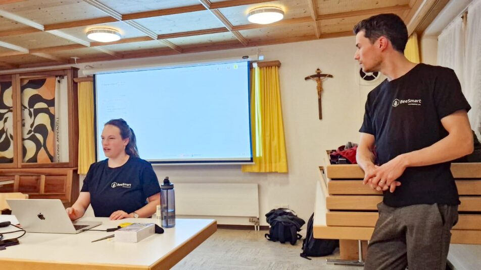 Ramona (am Tisch) und Severin Zumbrunn (rechts) präsentieren ihre Imker-App. (Bilder: zVg / Migg Breitenmoser)