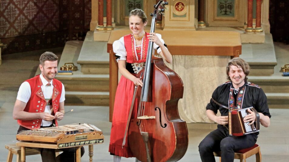 Nicolas Senn (Hackbrett), Madlaina Küng (Kontrabass) und Christian Wyss (Schwyzerörgeli) machten den Auftakt in die Bastian-Konzertreihe 2024. (Bilder: zVg)