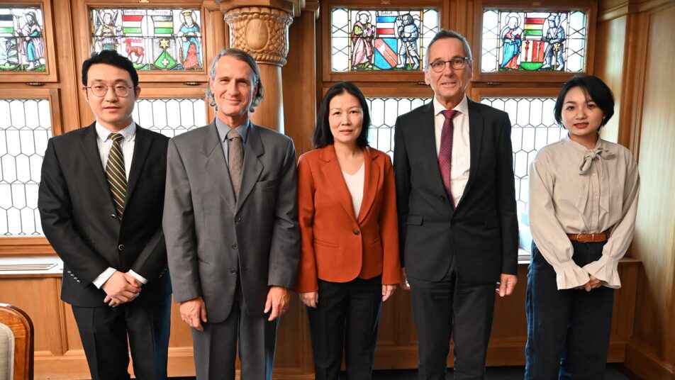 Von links: Konsul Wu Nanyang, Ratschreiber Markus Dörig, chinesische Generalkonsulin Chen Yun, Landammann Roland Inauen und Konsulin Attaché Li Jiapeng. (Bild: Tommaso Manzin)