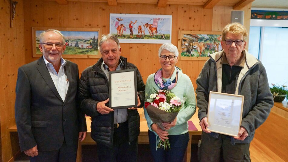 Der Präsident Armin Wyss (links) mit der neuen Kassierin Yvonne Koch und den beiden neuen Ehrenmitgliedern Hansruedi Messmer und Georg Winkelmann (rechts). (Bild: Clemens Fässler)