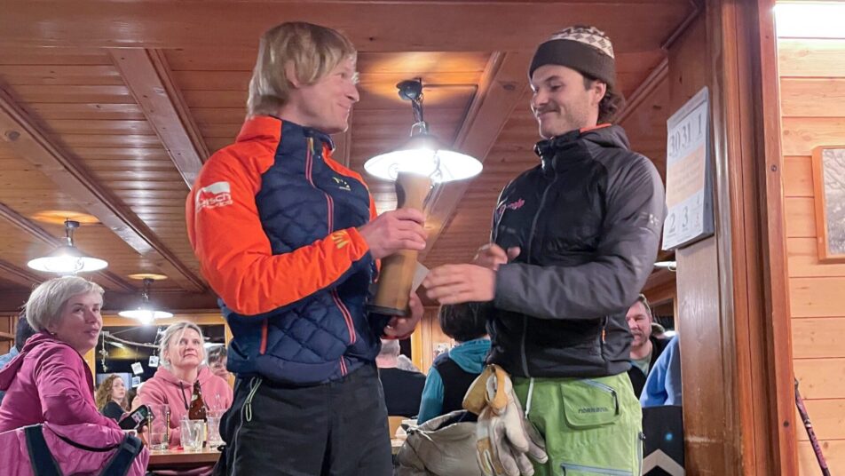 Der begehrte Wanderpreis ging an Marco Wildhaber (links), der es in 37 Minuten ins Ziel schaffte.