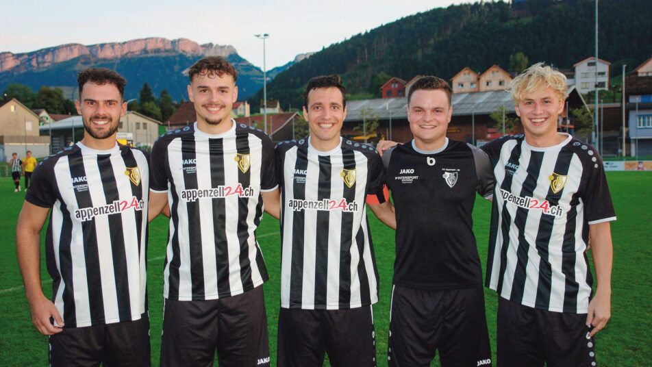 Die fünf Torschützen für den FC Appenzell, Mario Breitenmoser, Kevin Streule, Michael Dörig, Fabian Koller und Leon Keller (von links), strahlen in den neuen Tenues um die Wette. (Bild: Martin Kradolfer)