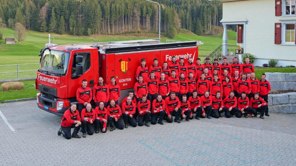 Die Mannschaft der Feuerwehr Gonten in neuer Arbeitskleidung. (Bild: Lui Nef)