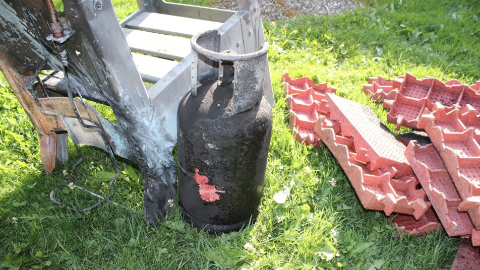 Die Gasflasche geriet in Brand und zerstörte den Gasgrill. (Bild: kai)