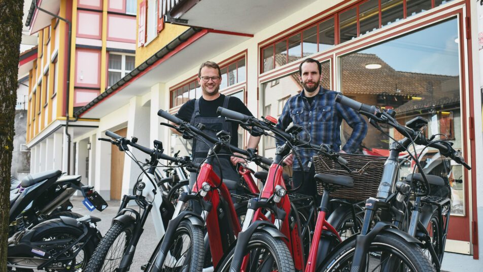Emanuel Gmünder (links) und Fabian Hugener von «H&G Motos GmbH» in Appenzell präsentierten am Wochenende ihr breites Angebot an Zweirädern und Dienstleistungen. 