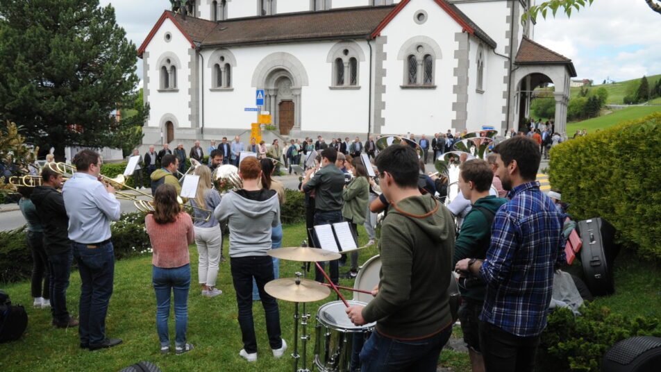 Die Musik Haslen eröffnete mit einem Ständchen die Bezirksgemeinde Schlatt-Haslen vor der Kirche Maria Hilf. 