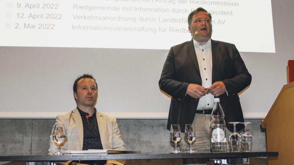 Christian Manser, Präsident der Korporation Stiftung Ried (links), und Landesfähnrich Jakob Signer standen Red und Antwort. (Bild: Vreni Peterer)