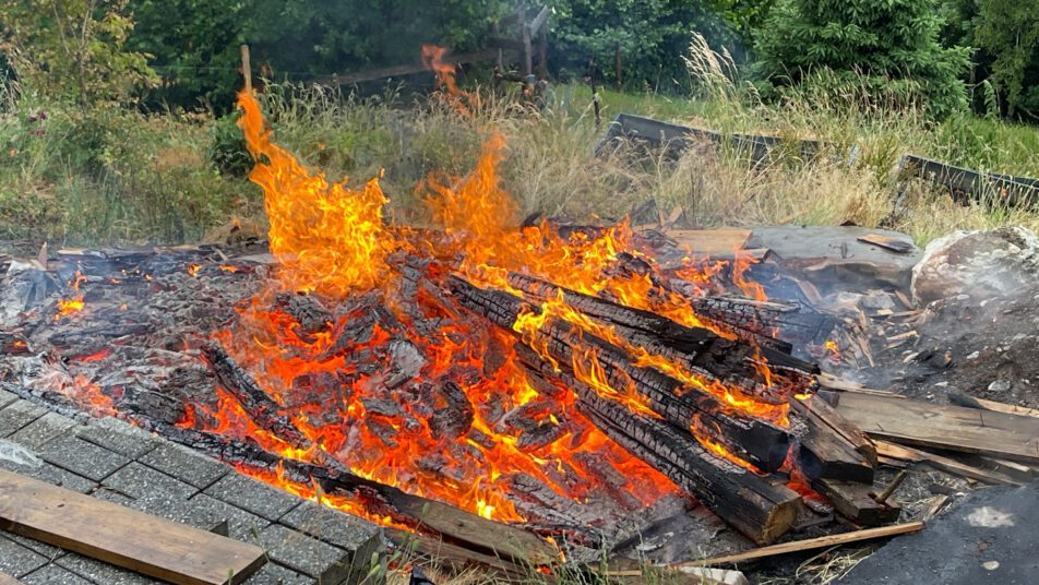 Das brennende Abbruchholz.  (Bild: KAI)