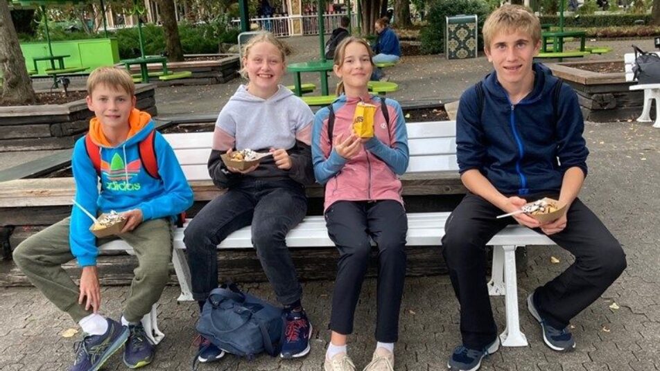 Die Ausflugsgruppe aus Gonten geniesst im Europapark ihre Donuts. (Bilder: zVg)