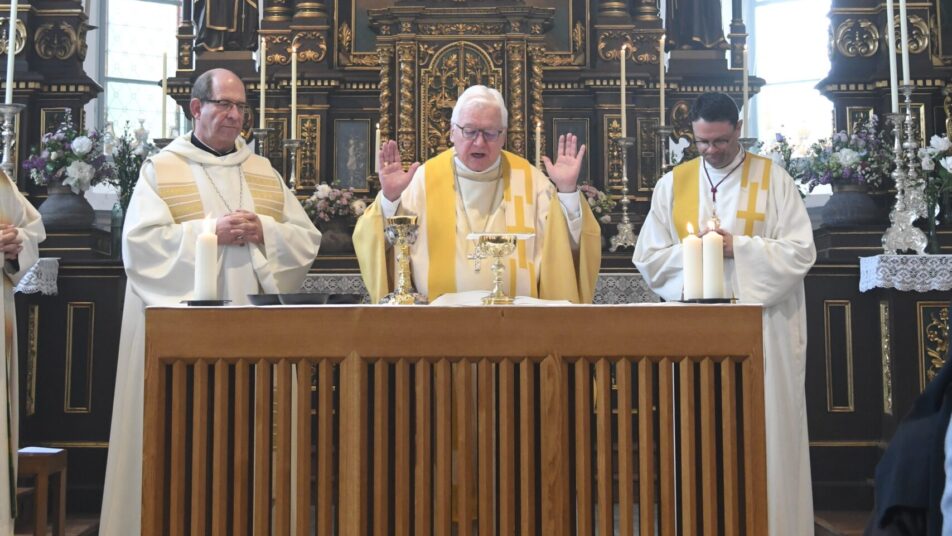 Hochgebet mit Abt Vigeli Monn, Bischof Markus Büchel und Standespfarrer Lukas Hidber (von links).