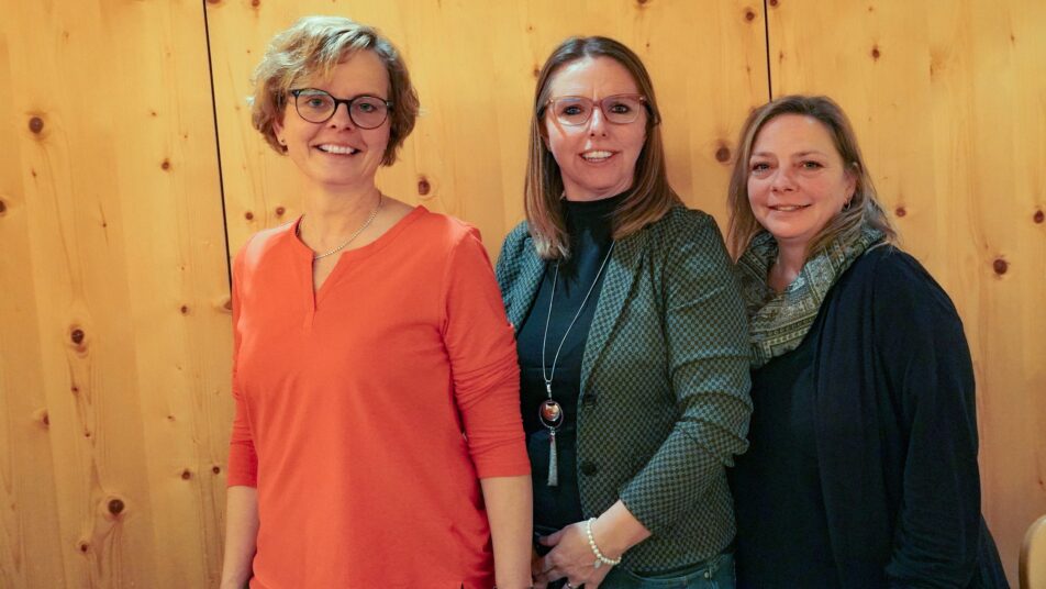 Von links: Die scheidende Aktuarin Silvia Blatter, Präsidentin Anita Schmid und die neue Aktuarin Ruth Geiger. (Bild: zVg)