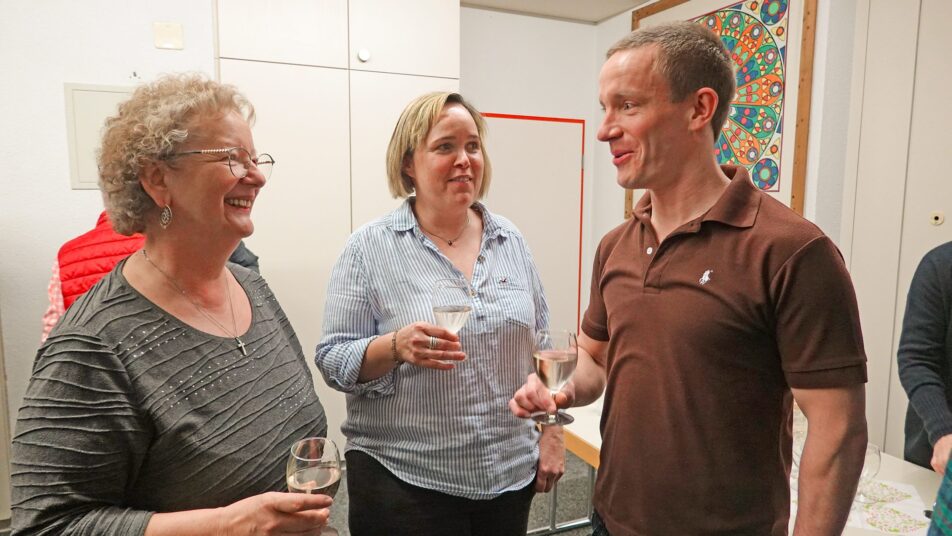 Gelöste Stimmung beim anschliessenden Apéro: Cornelia Callegari, Karin Schnetz und Tobias Sonderegger (von links). (Bild: Rolf Rechsteiner)