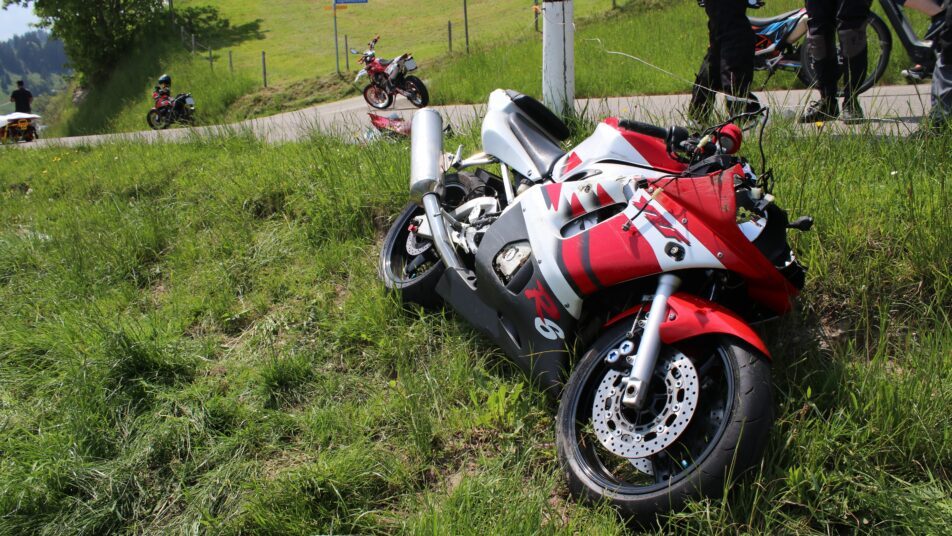 Das Motorrad stürzte ein Wiesenbord hinunter. (Bild: kai)