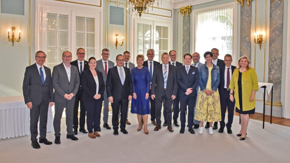 Vertreterinnen und Vertreter der Ostschweizer Kantone tauschten sich mit Bundesrätin Karin Keller-Sutter aus. (Bild: zVg)