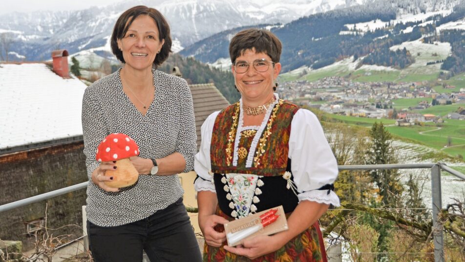 Die Glückswartin Irene Angehrn (links) und Mechtild Grubenmann, Präsidentin des Bäuerinnenverbands Appenzell Innerrhoden. (Bild: Claudia Manser)