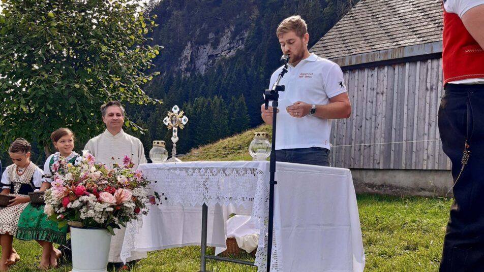 Raphael Fässler ist Präsident des Vereins «Appenzell hilft Sinteu». Er stellte den Anwesenden das von der Pfarrei Schwende unterstützte Projekt vor.