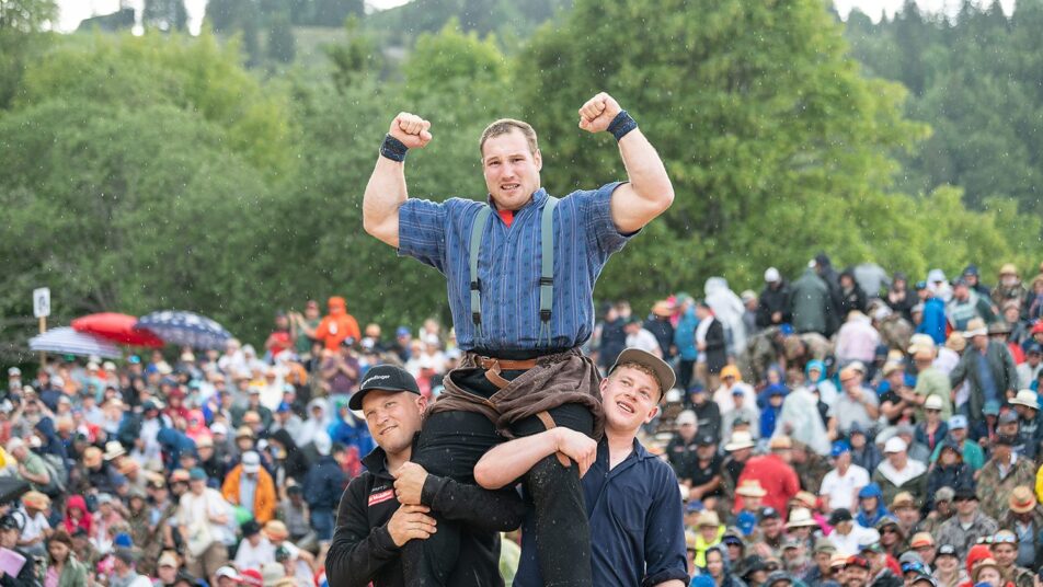 Schwingerkönig Joel Wicki entscheidet das erste Bergkranzfest der Saison für sich.