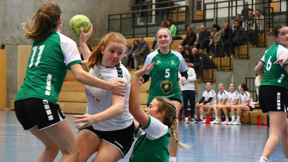 Katja Müller setzt sich gegen drei Spielerinnen durch. (Bild: zVg) 