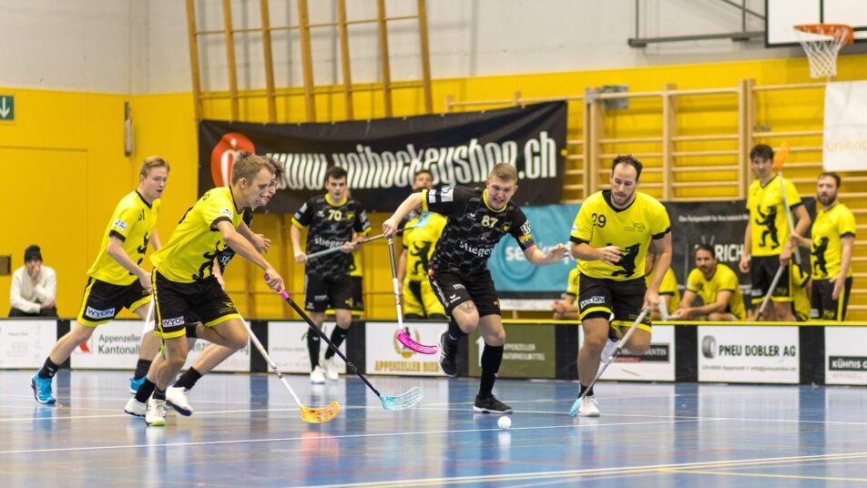 Unihockey Appenzell (in Gelb) konnte sich in einer umkämpften Partie durchsetzen. (Bild: zVg)