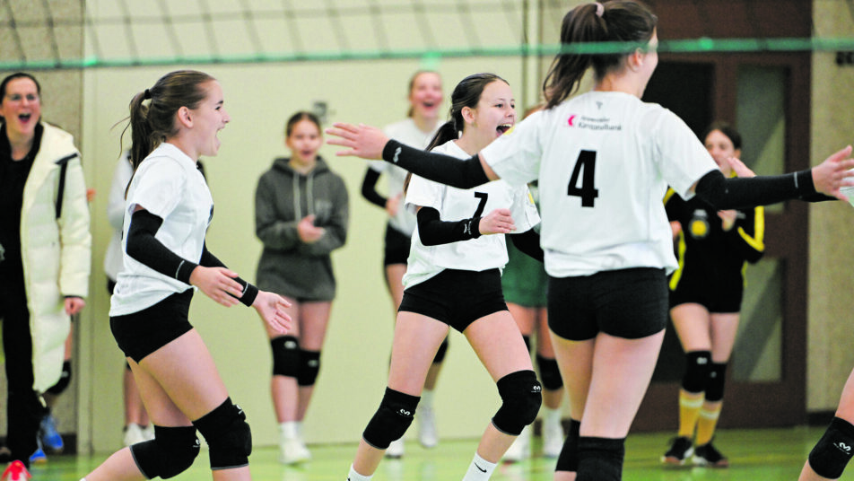 Freude bei den U17-Volleyballerinnen über die beiden Siege in Appenzell. (Bilder: zVg)