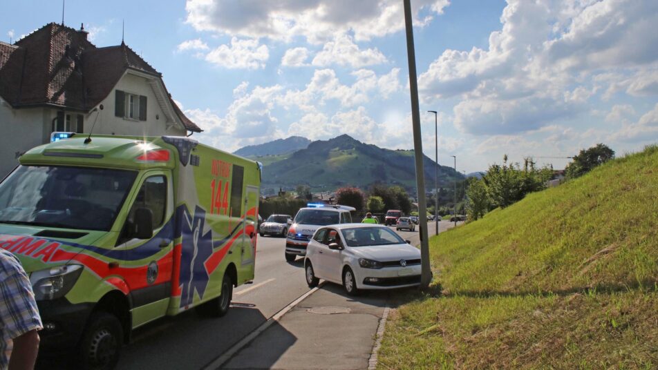 Ein 86-Jähriger krachte auf der Umfahrungsstrasse in Appenzell in eine Strassenlampe. (Bild: kai)