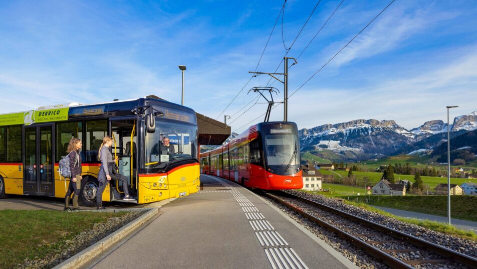 Bei der Haltestelle Hirschberg kann vom Zug direkt auf das Postauto umgestiegen werden. (Bild: zVg)
