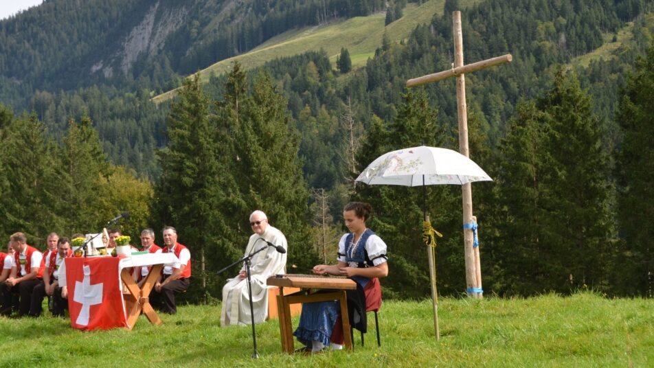 Pater Josef Rosenast eingemittet zwischen dem Jodelchörli Wildkirchli und Maurizia Brülisauer. (Bilder: Claudia Manser)