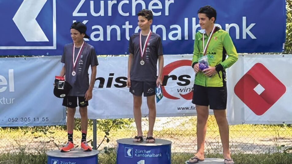 Noa Sauter aus Gais erreichte am Regio League Swiss Triathlon das Ziel 25 Sekunden vor der Konkurrenz und liess sich als Erstplatzierter feiern. (Bild: pd)