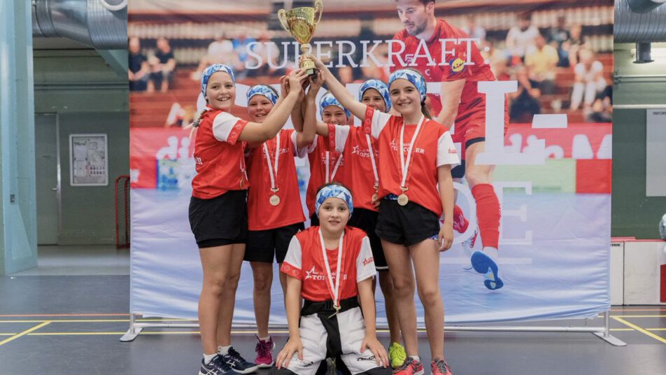 Schweizer Meisterinnen: Für den Turniersieg gab es für die Mädchen der 3./4. Klasse den verdienten Pokal.