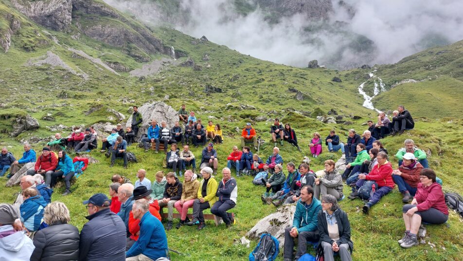 Knapp 100 Gläubige aus der ganzen Schweiz pilgerten auf die Meglisalp zum Schneefest. (Bilder: Angela Haldimann)