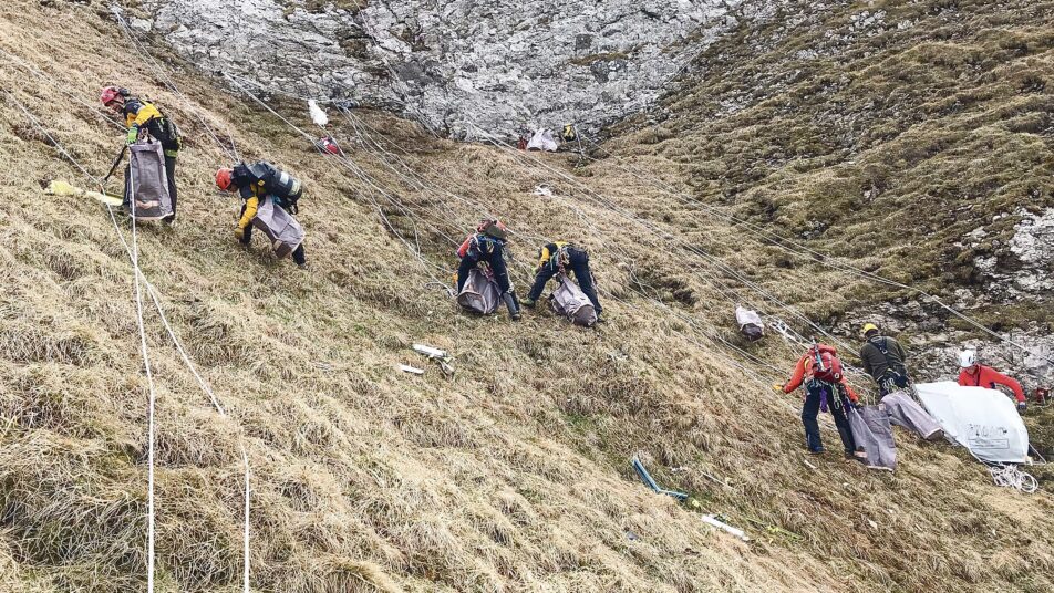 Alpinspezialisten sammeln Teile des Flugzeugs im unwegsamen Gelände ein. (Bilder: Kantonspolizei St.Gallen)
