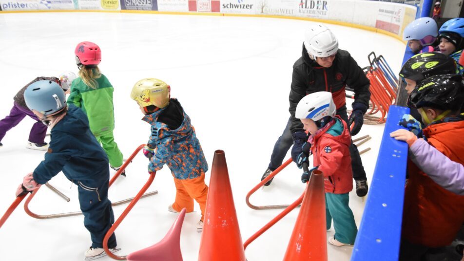 Urs Frischknecht hilft den Kindergärtlern auf das Eis.