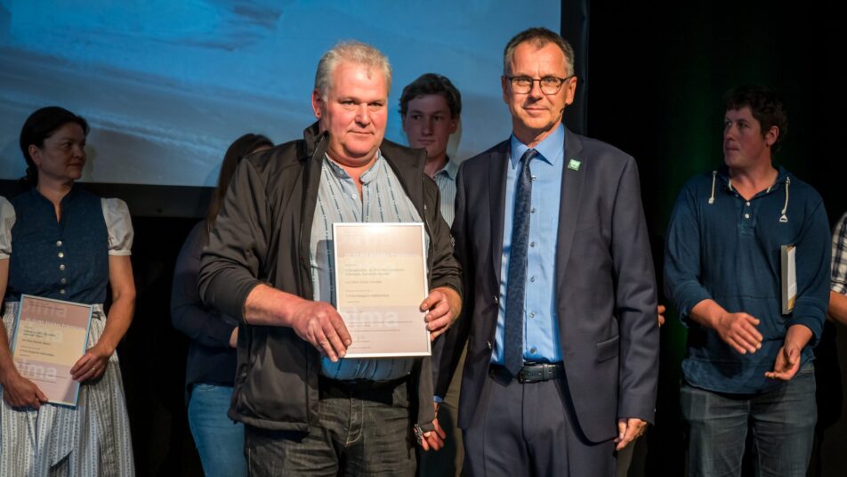 Albin Gräzer nahm im Rahmen der 20. Alpkäseprämierung an der OLMA den Preis für den 1. Platz in der Kategorie «Halbhartkäse» entgegen.  (Bild: pd)